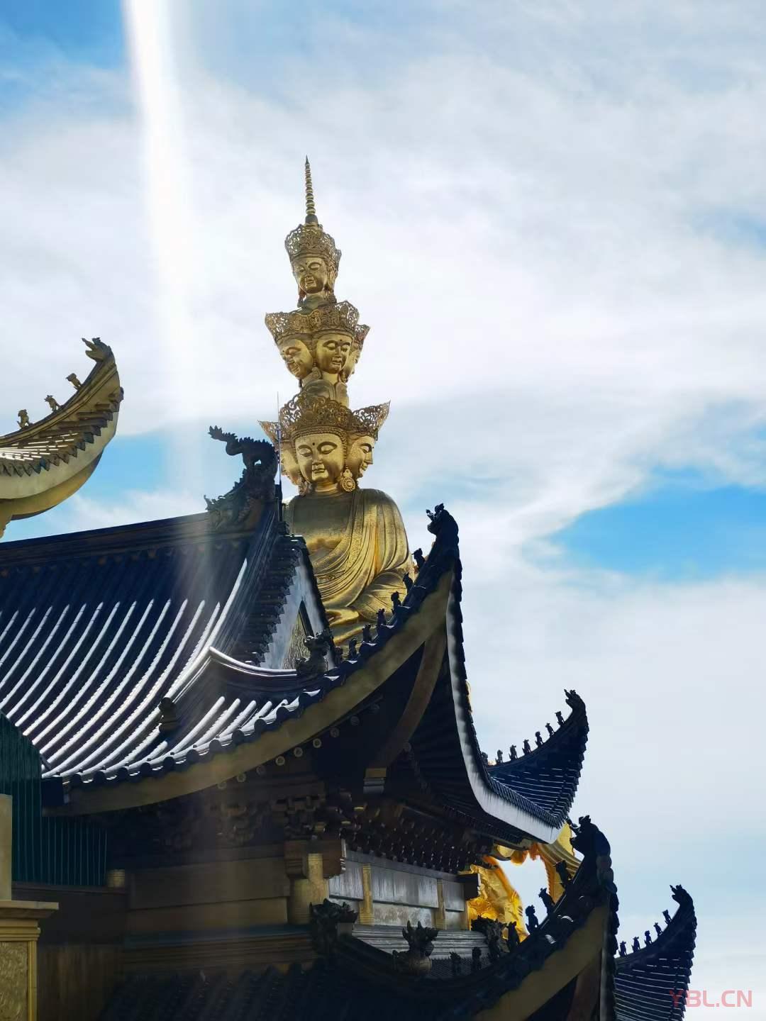 峨眉如畫，煙云飛渡； 金頂惟高，日影映開